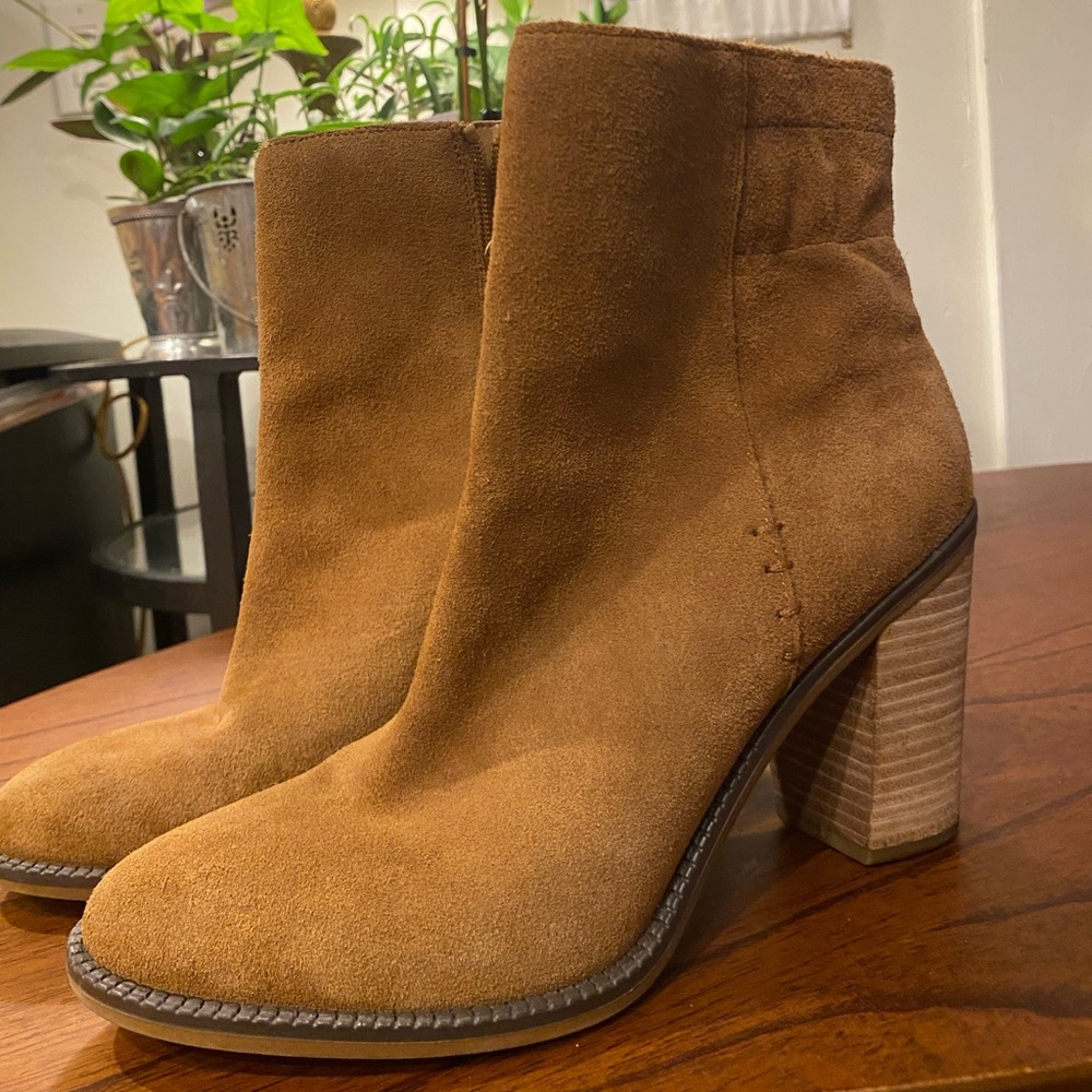 Franco Sarto Heeled Boot,  Elmont Suede Booties Stacked Heel Zip
Sz 8.5, 25.5 cm